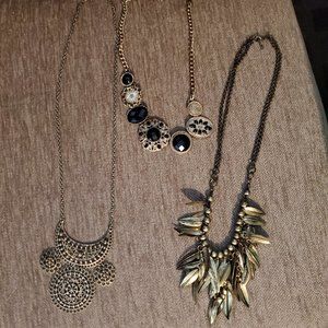 ✌/🌬 Lot of 3 Boho Vibe Necklaces.